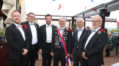 Bürgermajor Dirk Bredthauer (3.v.re.) mit den neuen Mitgliedern (v.li.) Niklas Riecke, Holger Maaß, Ruven Rintelmann, Wolfgang Petzold und Karl-Heinz Baudach.  (Foto: gi)