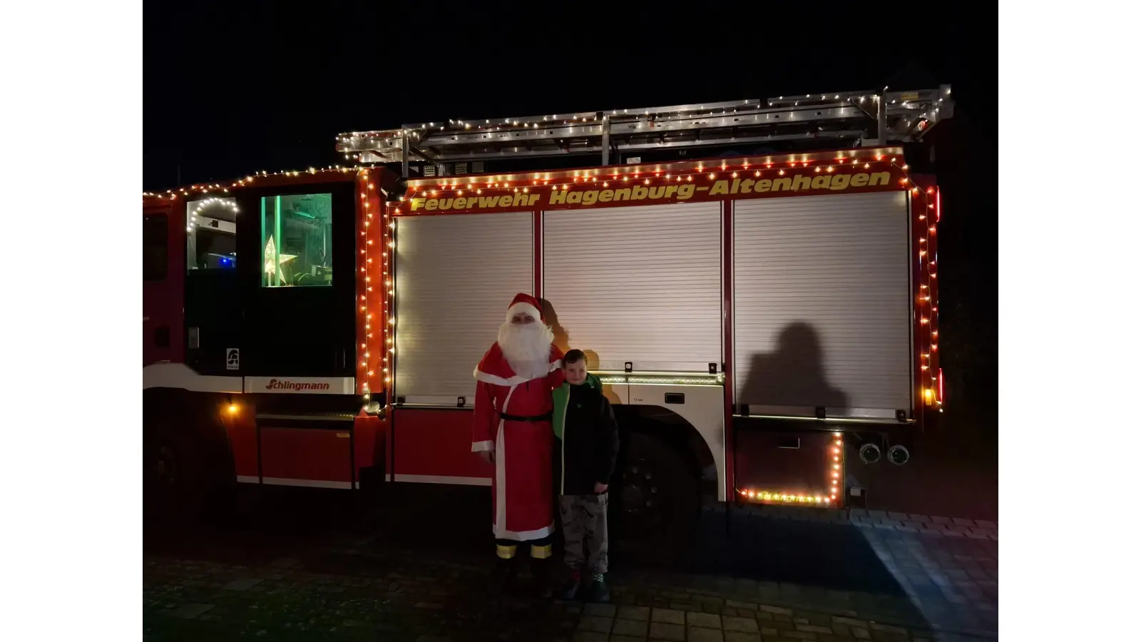 Der Weihnachtsmann verteilt Präsente an die Jugendfeuerwehrleute. (Foto: privat)