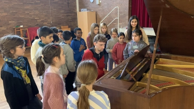 Kreativer Prozess: Lennart Smidt spielt ein Stück, das sich die Kinder ausgedacht haben.  (Foto: privat)