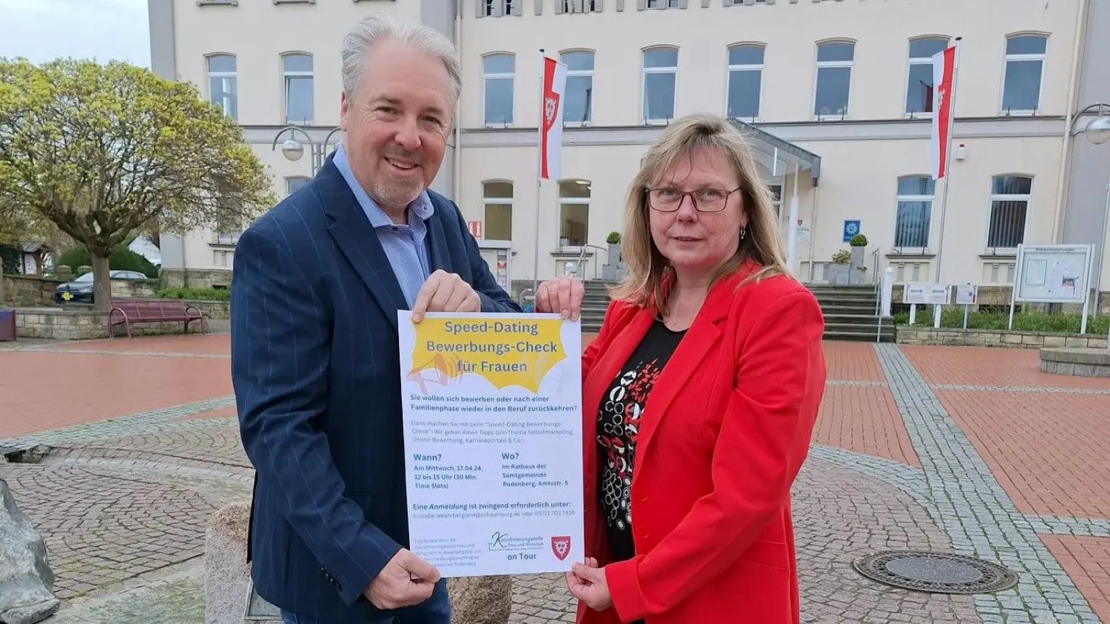 Laden gemeinsam zum Speed-Dating am Rodenberger Rathaus ein: Samtgemeindebürgermeister Dr. Thomas Wolf und Gleichstellungsbeauftragte Sabine Tappert.  (Foto: Samtgemeinde Rodenberg)