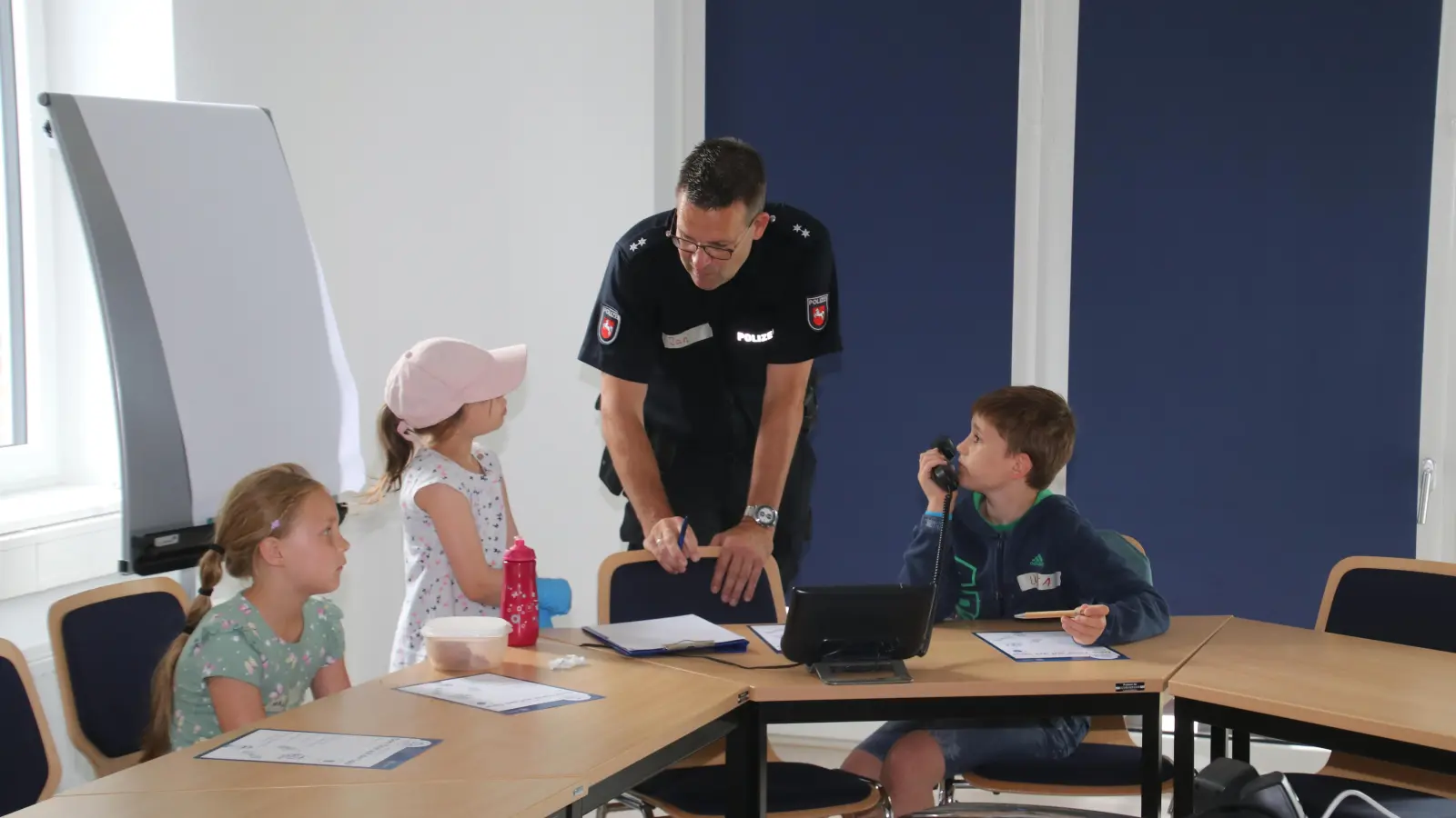 Jan Mensching bespricht mit den jungen Ermittlern die weitere Vorgehensweise.  (Foto: gi)