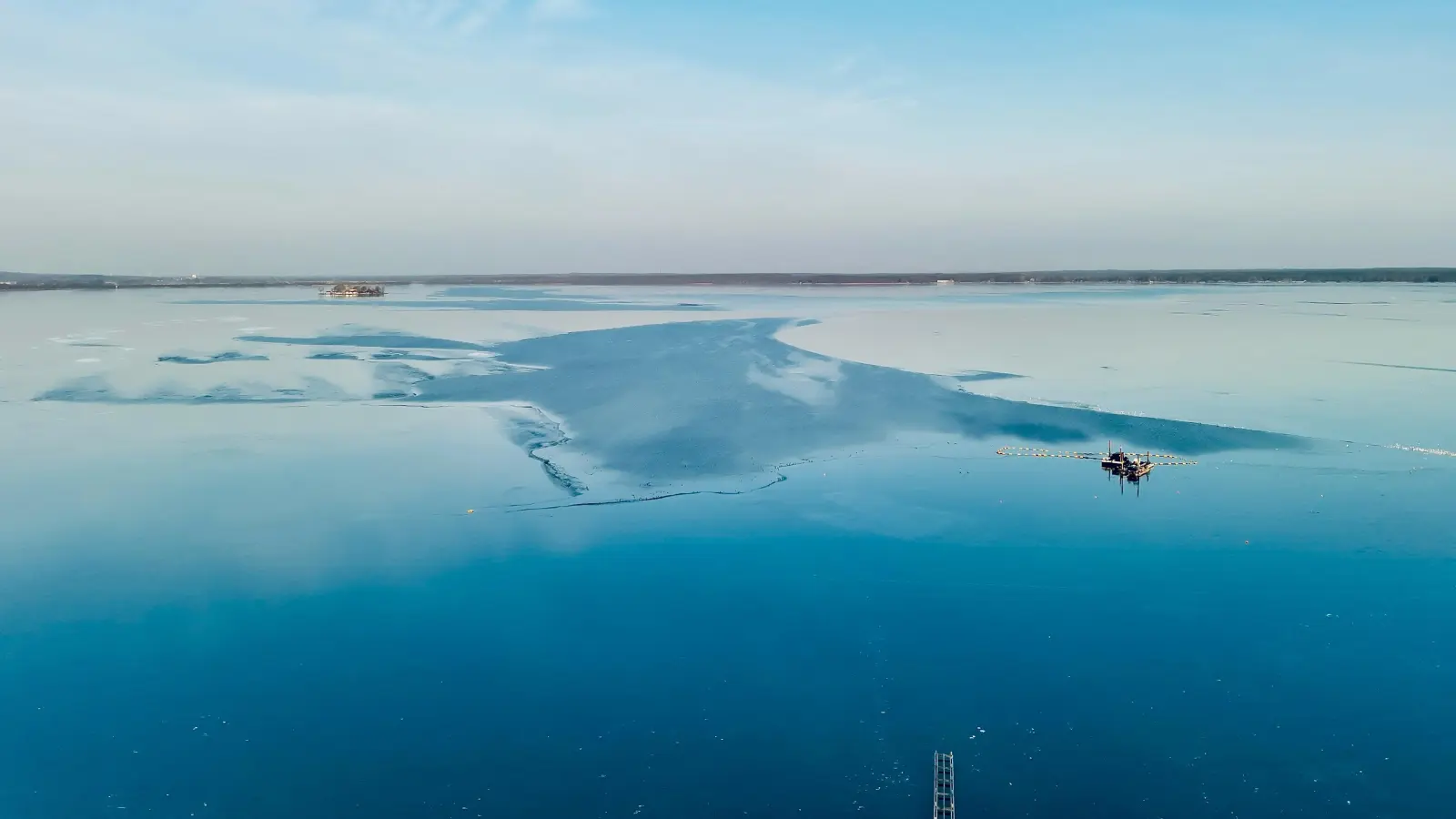 Blick von oben: Das winterliche Steinhuder Meer. (Foto: Feuerwehr)