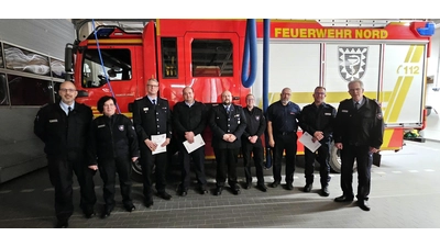 (v. l. n. r.): Abschnittsleiter Nord Joachim Muth, Brigitte Garbe-Wilke, Thommas Wimmer, Dennis Hungerland, Sebastian Franz, Sönke Fischer, Ralf Schymon, Eike Elwert, Kreisbrandmeister Klaus-Peter Grote. (Foto: Picasa)