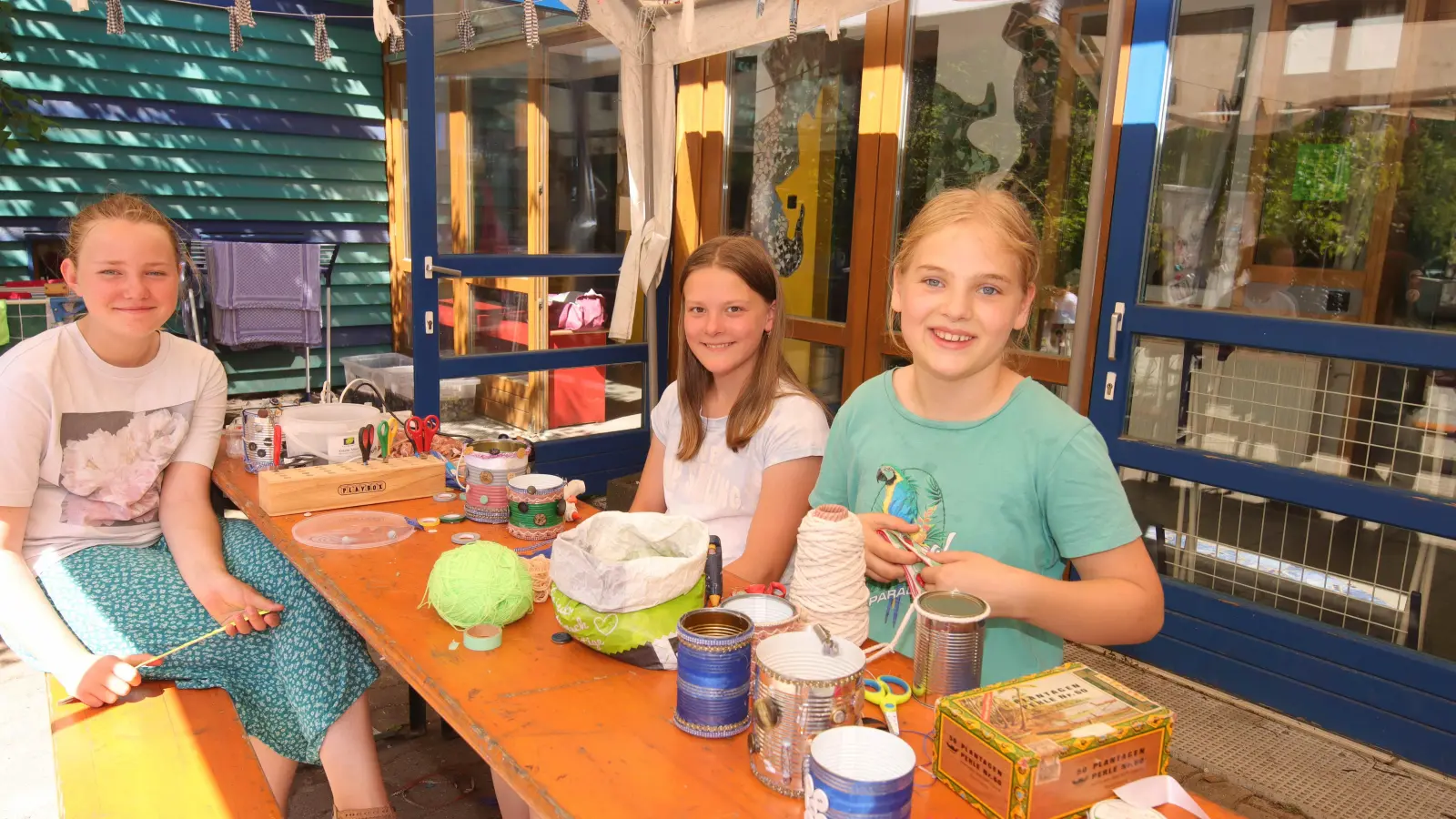 Hier wird es kreativ: Kinder stellen aus alten Materialien neue nützliche Dinge her. (Foto: tau)