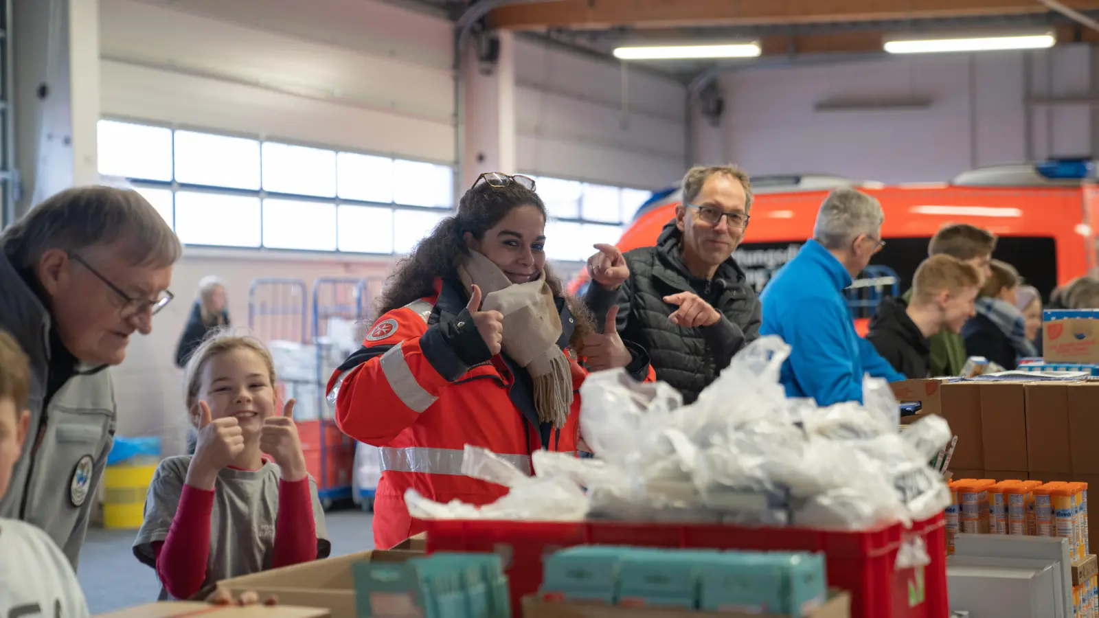 Haben Spaß: Die Teilnehmer der Packaktion.  (Foto: Peer Gongoll)