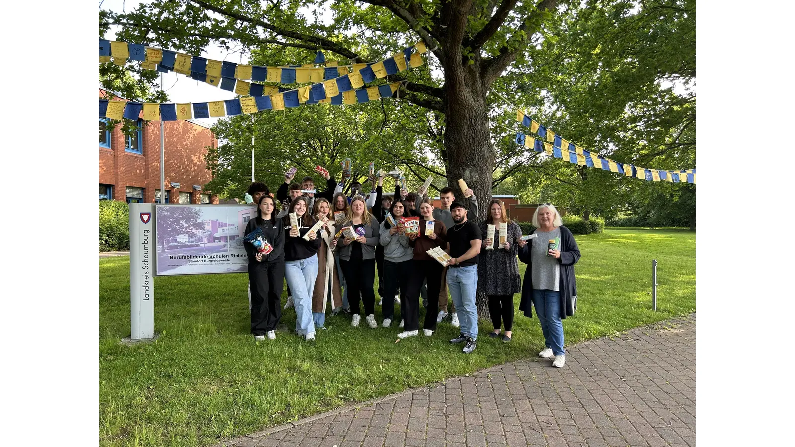 Übergabe der Lebensmittel Spenden an Frau Niemeyer von der DRK Tafel Rinteln/Schaumburg (1 von rechts). (Foto: Privat)