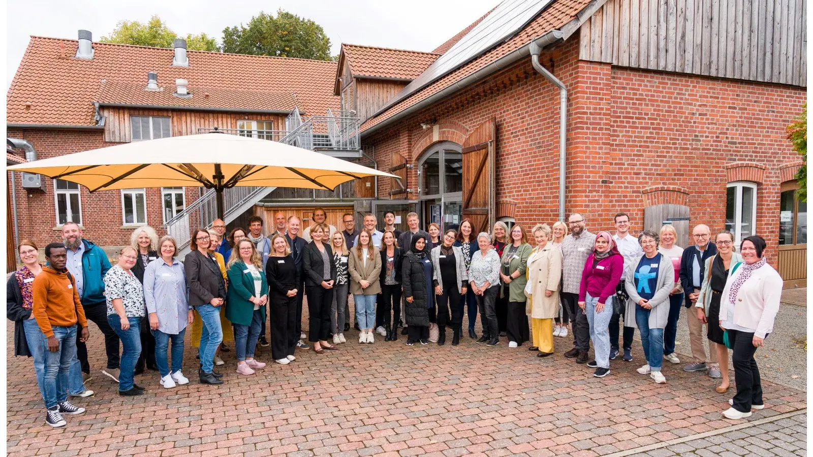 Sie alle stehen für „Psychische Gesundheit in Schaumburg“. Zahlreiche Akteure präsentierten sich auf der zweiten Gesundheitskonferenz im Gasthof Vehlen. Mit dabei: Sozialpsychiatrischer Dienst, Jugendamt, Burghof-Klinik, KRH Psychiatrie Wunstorf, Schaumburger Bündnis gegen Depression, Selbsthilfekontaktstelle des Paritätischen, Projekt Probsthagen, AWO, Diakonie, DRK, Sonnenschein Selbsthilfegruppe für An-gehörige psychisch erkrankter Menschen, ZePGiS e.V., Kinderschutzbünde Schaumburg und Rinteln, BASTA Mädchen- und Frauenberatungszentrum. (Foto: nd)