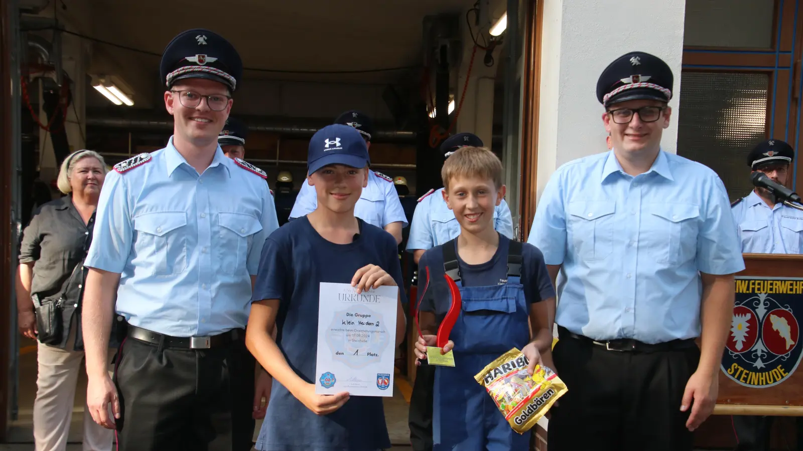 Jugendfeuerwehrwart Leon Klemm (li.) und sein Vertreter Henrik Raatz (re.) mit den Siegern des Orientierungsmarsches von der Ortsfeuerwehr Klein Heidorn.  (Foto: gi)