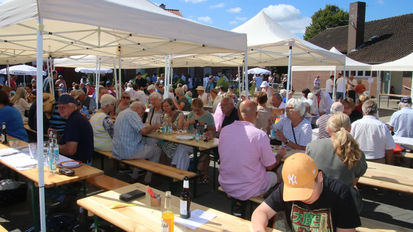 Gemütliches Beisammensein zur Festtafel in Großenheidorn. (Foto: gi)