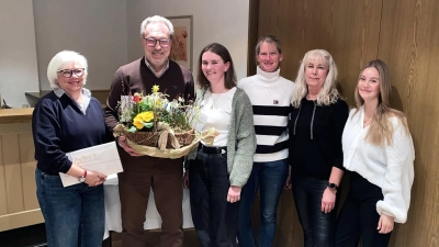 Agnes und Robert März (v.li.) werden geehrt und verabschiedet von: Carolin Baule, Ute Naumann-Gieseke (Freizeitwartin), Brigitte Schneider (Sportwartin) und Liska Sell (Jugendwartin). (Foto: privat)