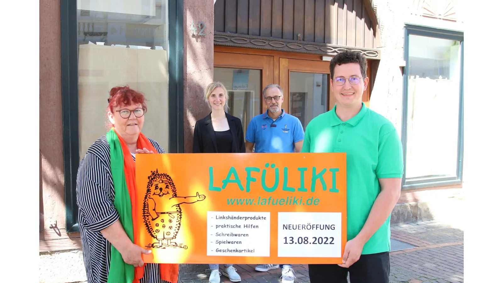 Jessica Lietzau und Lars Masurek (hinten) von der städtischen Wirtschaftsförderung begrüßen, dass Cerstin und Joey Bayer mit ihrem Fachunternehmen für Linkshänder-Produkte in die Stadthäger Innenstadt ziehen.

 (Foto: Borchers, Bastian)