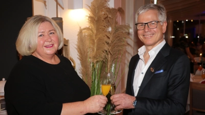 Stoßen auf das Jubiläum an: Ortsbürgermeisterin Christiane Schweer und Bürgermajor Dirk Bredthauer. (Foto: gi)