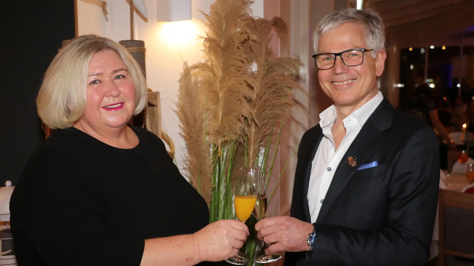 Stoßen auf das Jubiläum an: Ortsbürgermeisterin Christiane Schweer und Bürgermajor Dirk Bredthauer. (Foto: gi)