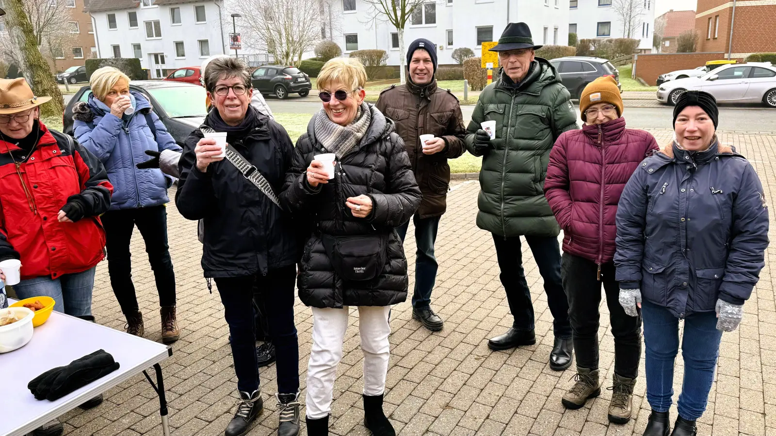 Das Snack-Mobil versorgt die durchgefrorenen Wanderer mit heißen Getränken. (Foto: privat)