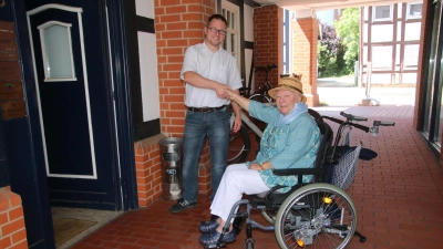 Karin Giebel sagt Simon Schlüter danke für die Schaffung des behindertengerechten Zuganges zu den Arztpraxen.  (Foto: gi)