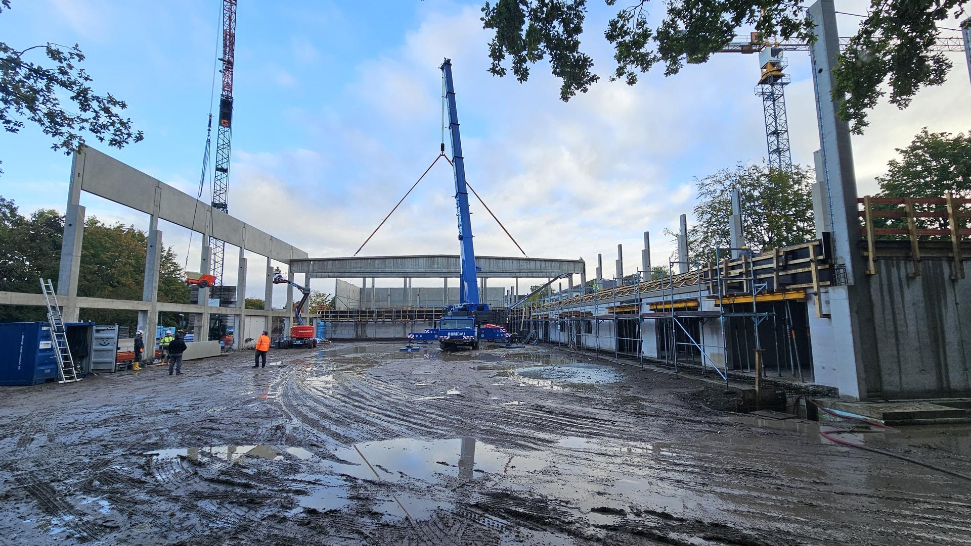 Auf der Baustelle: Spezialkran bringt die Träger der Dachkonstruktion in die richtige Position. (Foto: tau)