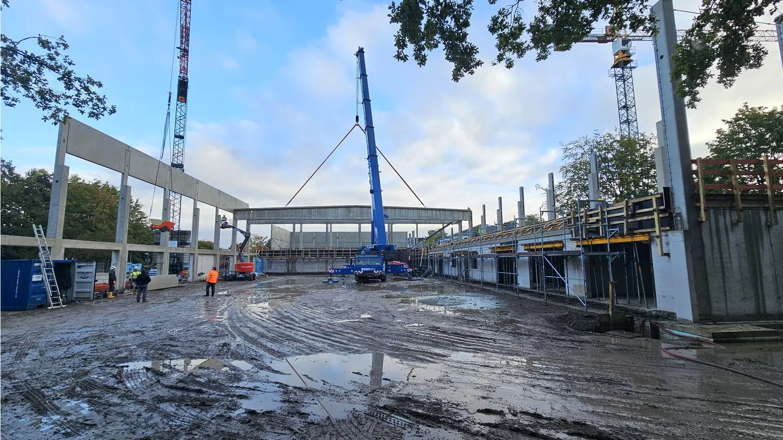 Auf der Baustelle: Spezialkran hält die Träger der Dachkonstruktion.  (Foto: tau)