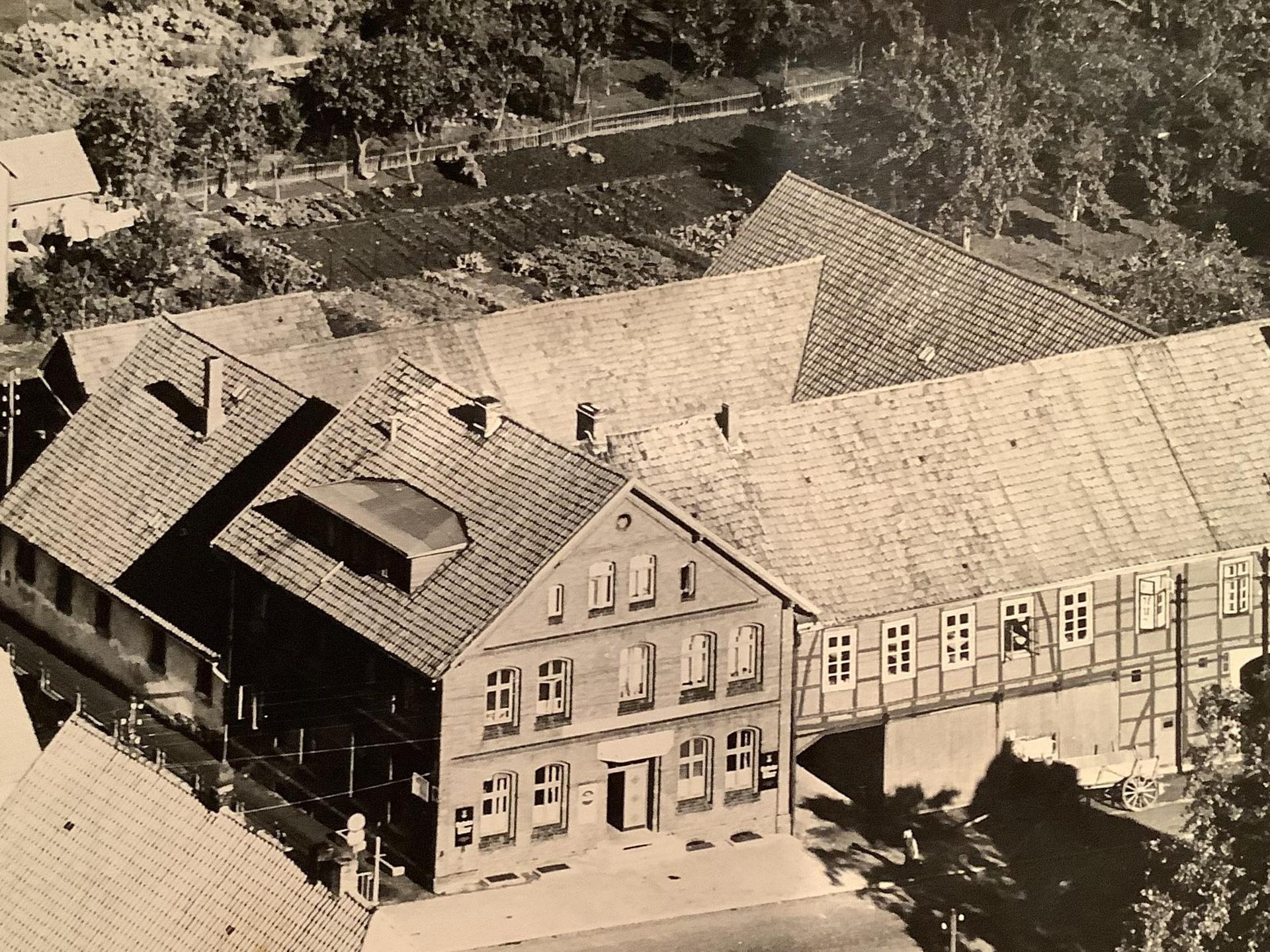 Über viele Jahrzehnte zieht die Gaststätte im Eckgebäude des großen Hofes Gäste an. (Foto: privat)