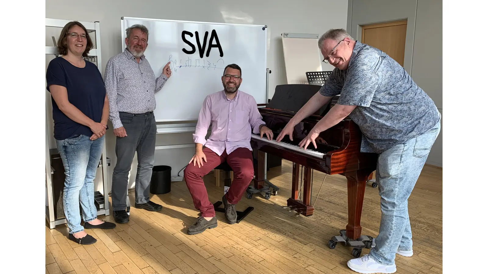 v.l.n.r.: Anja Börke (Fachleitung), Johannes Klose (Prüfungsvorsitzender), Manolis Stagakis (Schulleiter Musikschule Schaumburger Märchensänger), Lutz Göhmann (Schulleiter KJMS). (Foto: privat)