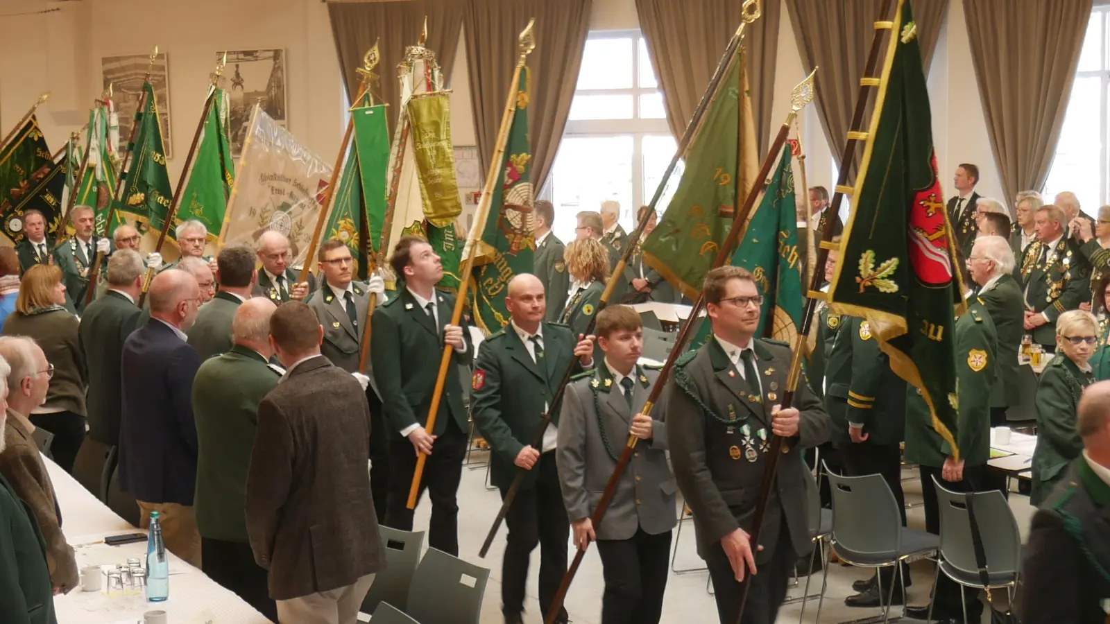 Fahnenabordnungen eröffnen den Kreisschützentag in Lauenau. (Foto: gk)