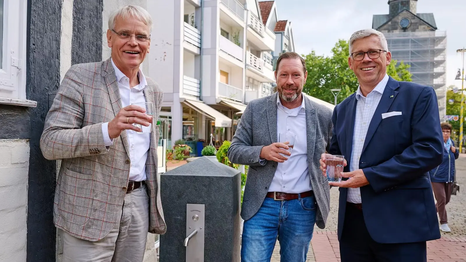 Mit einem Glas Wasser in der Hand (v.li.): Thomas Meyer, Alexander Wollny und Carsten Piellusch. (Foto: avacon)