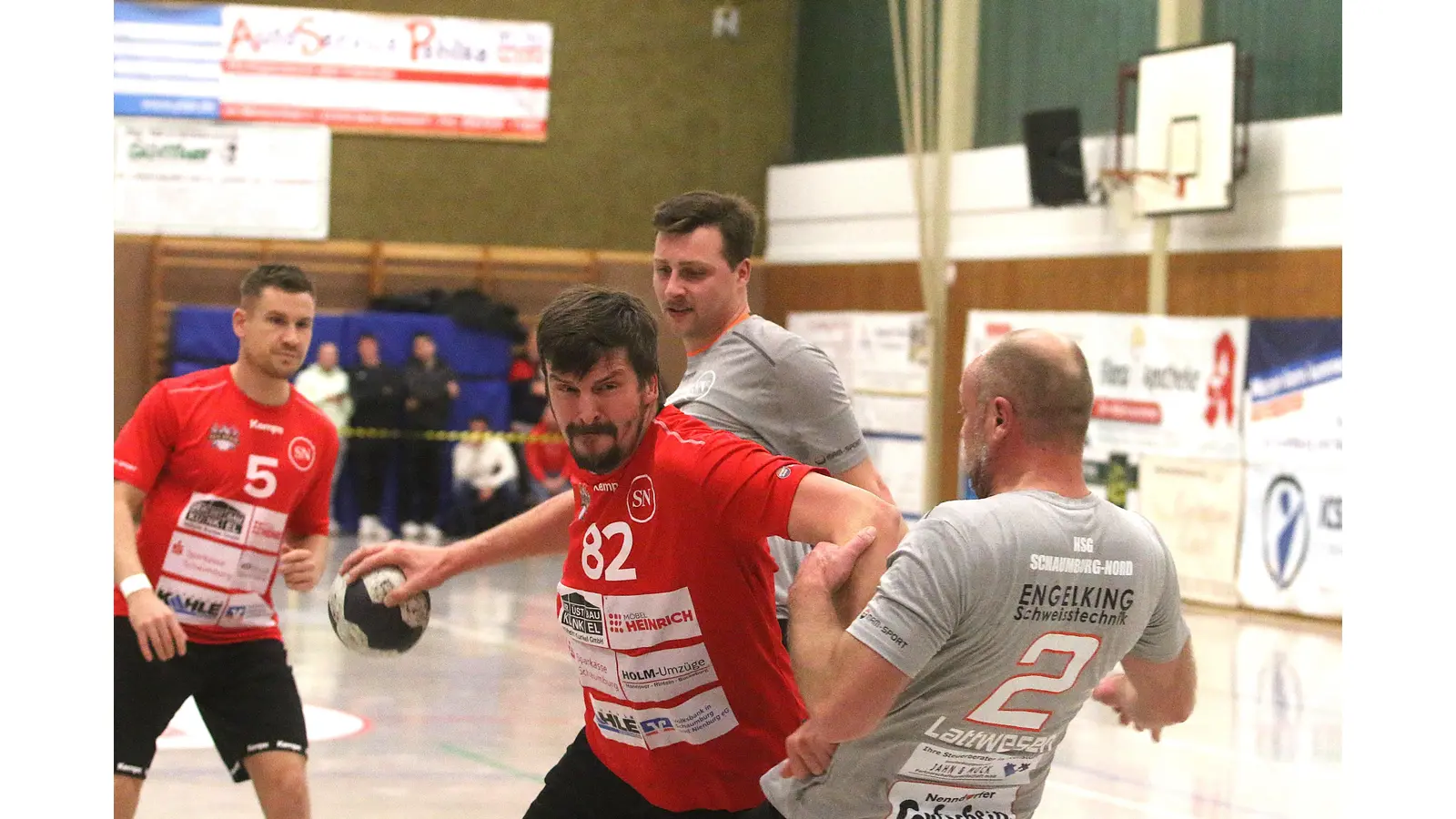 Die Zuschauer erleben beim Duell der DHB-Allstars gegen die HSG-Legenden ein fröhliches Handballspektakel. (Foto: bb)