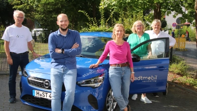 Mit dem Stadtmobil (v.li.): Reinhard Hüttermann, Jost Kemmerich, Maaret Westphely, Anne Dalig und Stadtmobilgründer Martin Stutzbach.  (Foto: gi)