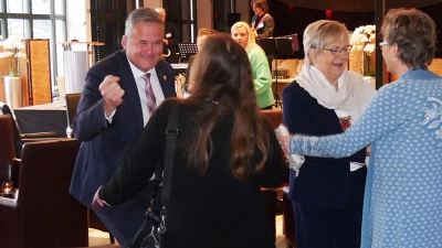 Herzliche und ausgelassene Begrüßung zum Neujahrsempfang durch Mike Schmidt und Marlies Matthias. (Foto: gk)