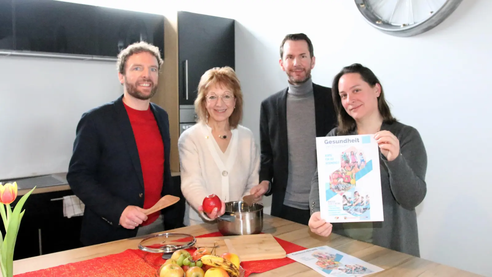 Dennis Busche (v. li.), Heidemarie Hanauske, Jorg Nielaczny und Christina Allard-Kopplin laden zur Teilnahme am Gesundheitsprojekt von AWO-Begegnungsbüro und BKK24.  (Foto: bb)