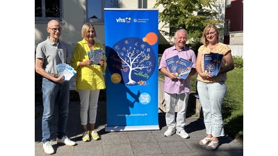 Bernadette Unger-Knippschild und Moreno Ciotti (rechts) freuen sich mit der Finanzierung der Bürgerstiftung, vetreten durch Petra Sieve und Günter Potthast, das „Junge Atelier” für Jugendliche anbieten zu können.  (Foto: ste)