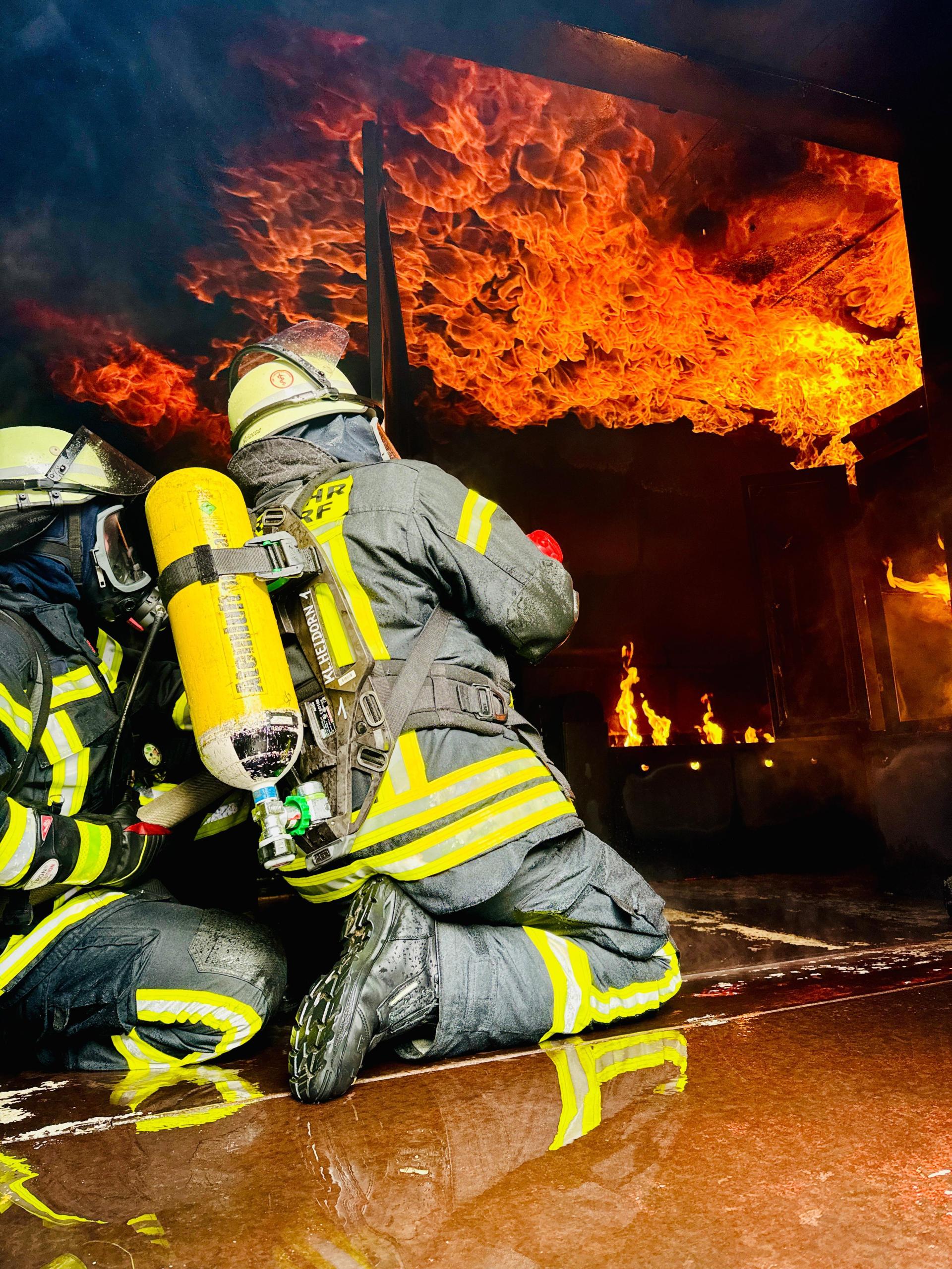 Unter realistischen Bedingungen: Feuerwehrleute bei spezieller Übung. (Foto: Feuerwehr)