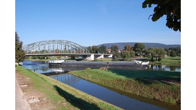 Die Weserbrücke wird am Mittwoch, 31. Januar, in der Zeit von 7 bis 9 Uhr wegen einer Protestaktion von Landwirten einseitig gesperrt. Mit Behinderungen ist zu rechnen.  (Foto: ste)