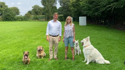 Joshi und Paula mit Herrchen Jörn Lohmann, sowie Neo und Avy mit Frauchen Janine Auf dem Kampe. (Foto: privat)