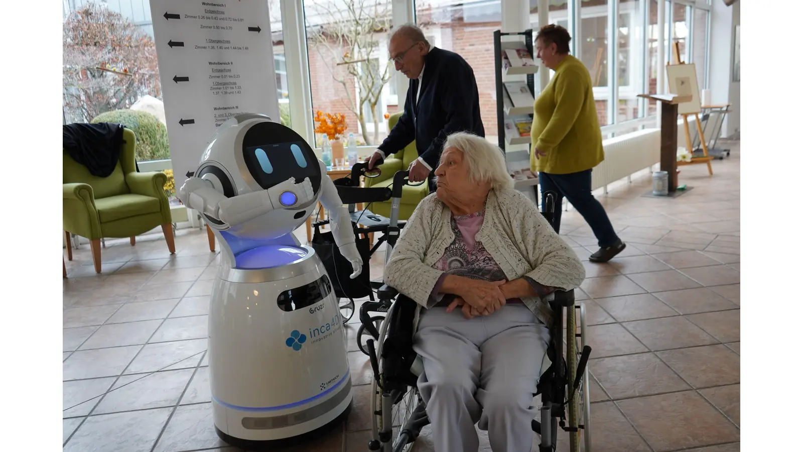 Im Rahmen einer Vorführung können sich Bewohner und Mitarbeiter mit dem Roboter vertraut machen. (Foto: privat)