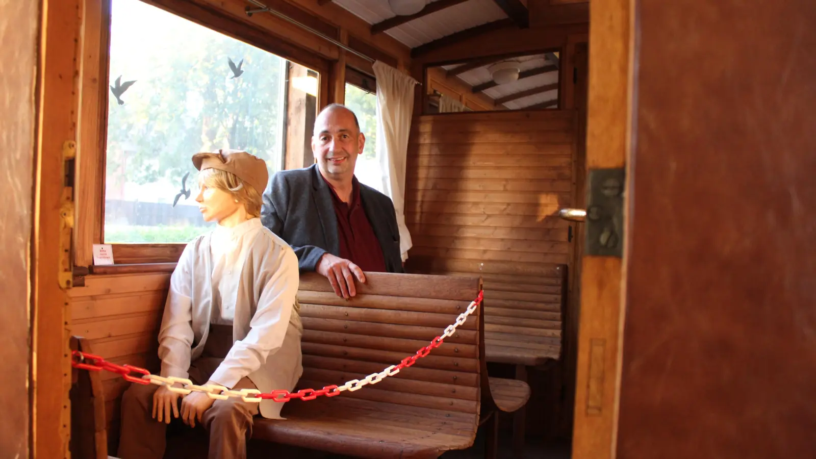 Setzt auf Bürgernähe: Nils Hoffmann, hier im Waggon der Steinhuder Meer-Bahn. (Foto: wb)