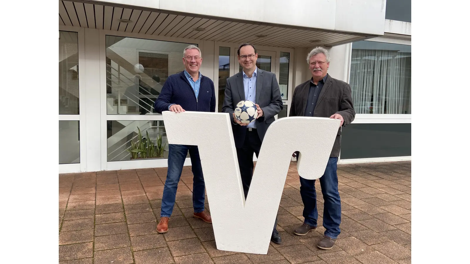 Gordon Seymour (links) und Rolf Schmidt (rechts) bedanken sich bei Manuel Wiegand (mitte) als Regionalleiter der Volksbank in Schaumburg und Nienburg eG für die Unterstützung des Turnieres.  (Foto: ste)