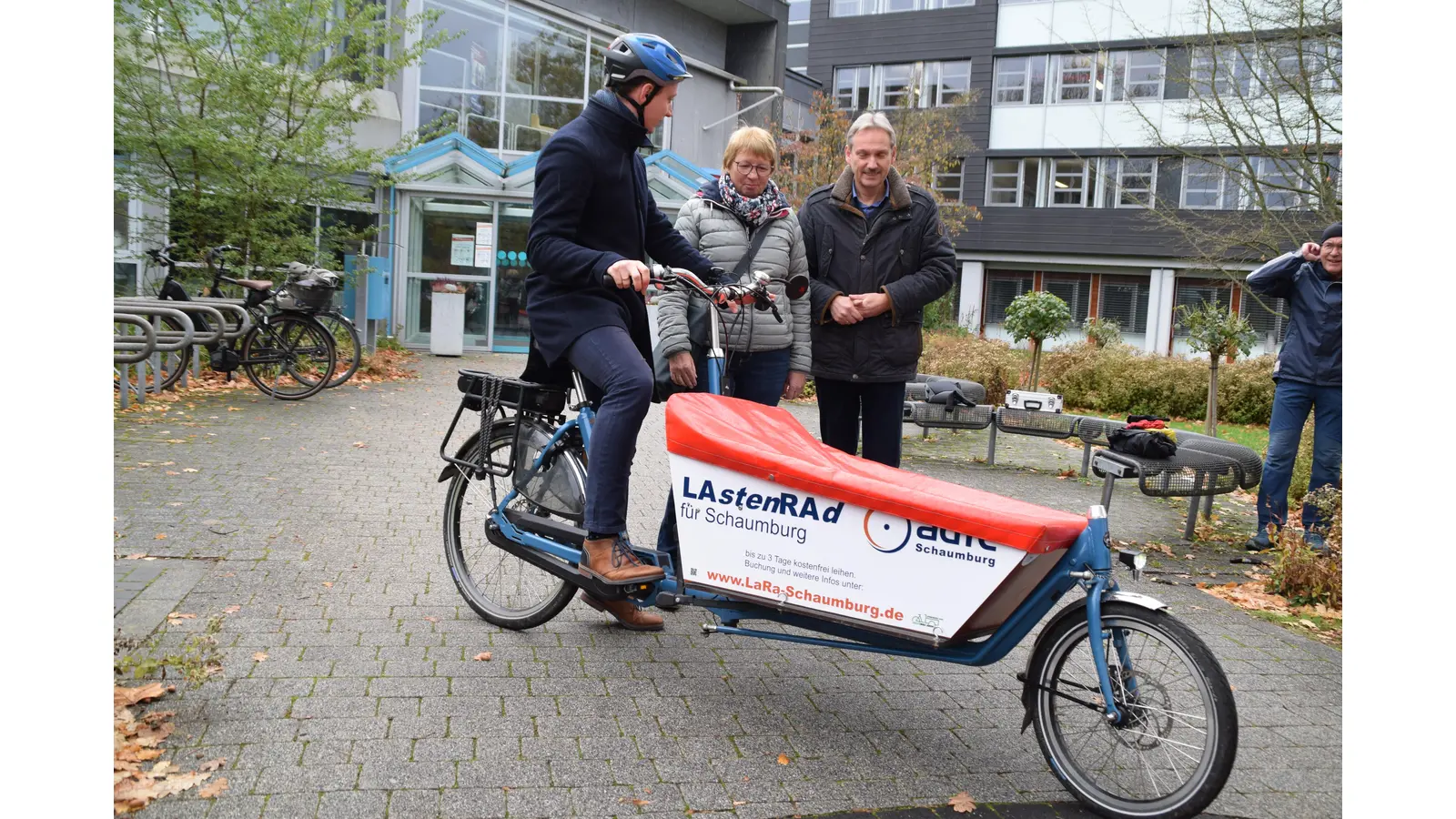 Ferdinand Tepe, Radverkehrsbeauftragter beim LK startet zu einer Proberunde, beobachtet von Anke Czech (ADFC) und Klaus Heimann (LK) (Foto: ab)