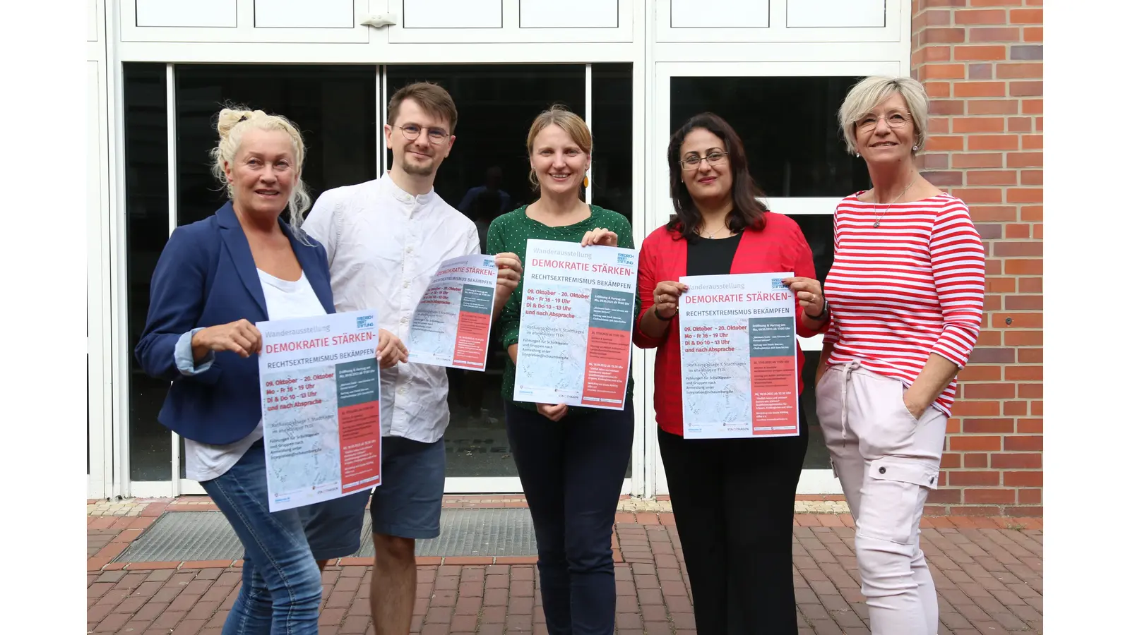 Petra Uhe (v. li.), Jan Fischer, Jolante Pupalaigyte-Cerne, Katayon Shateri und Britta Kunze laden ein zur Ausstellung „Demokratie stärken – Rechtsextremismus bekämpfen“.  (Foto: Borchers, Bastian)