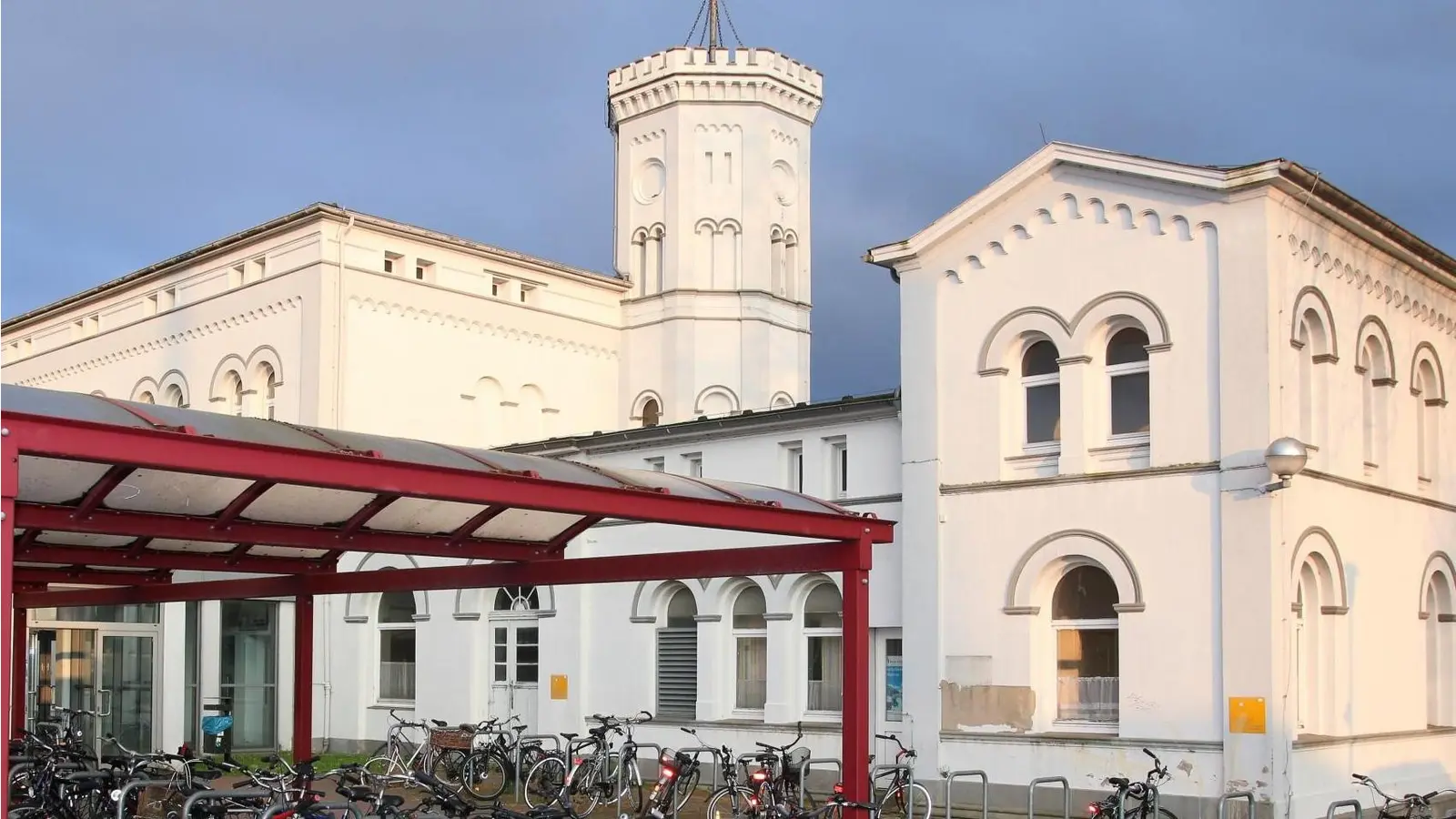 Die Rickes-Gruppe übernimmt den Bahnhof in Stadthagen und will das Objekt wiederbeleben.  (Foto: bb)