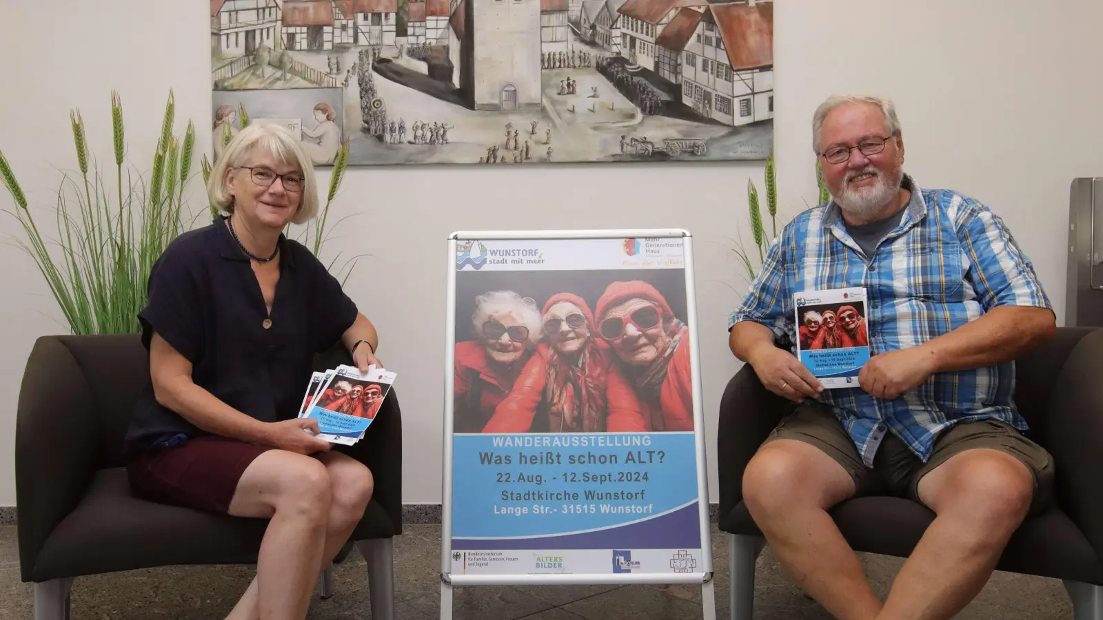 Werben für das Programm: Heike Schulze aus dem Mehrgenerationenhaus und Jörg Albrecht vom Fachdienst Seniorenangelegenheiten. (Foto: tau)