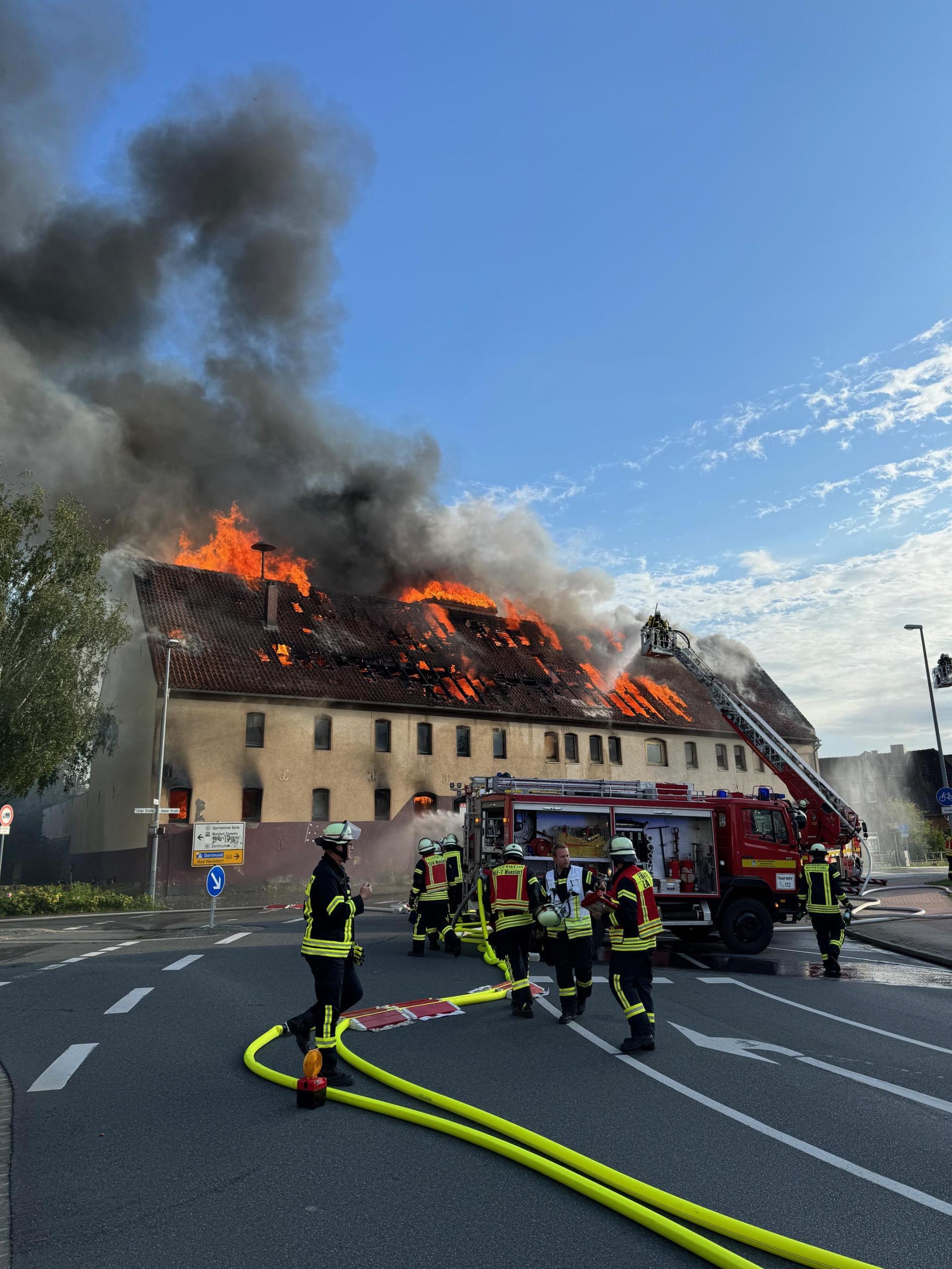 In Flammen: Das ehemalige Pelz-Gebäude. (Foto: Feuerwehr)