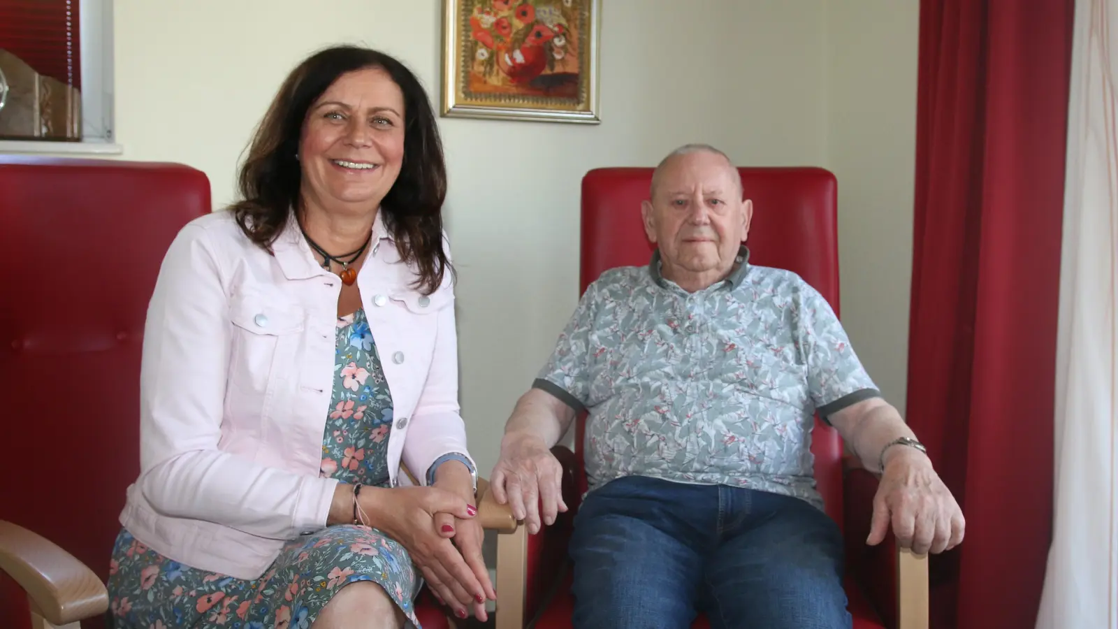 Pflegedienstleierin Susanne Huy und Gast Karl-Ernst Ahrens freuen sich auf Sommerfest am 1. Juni. (Foto: bb)