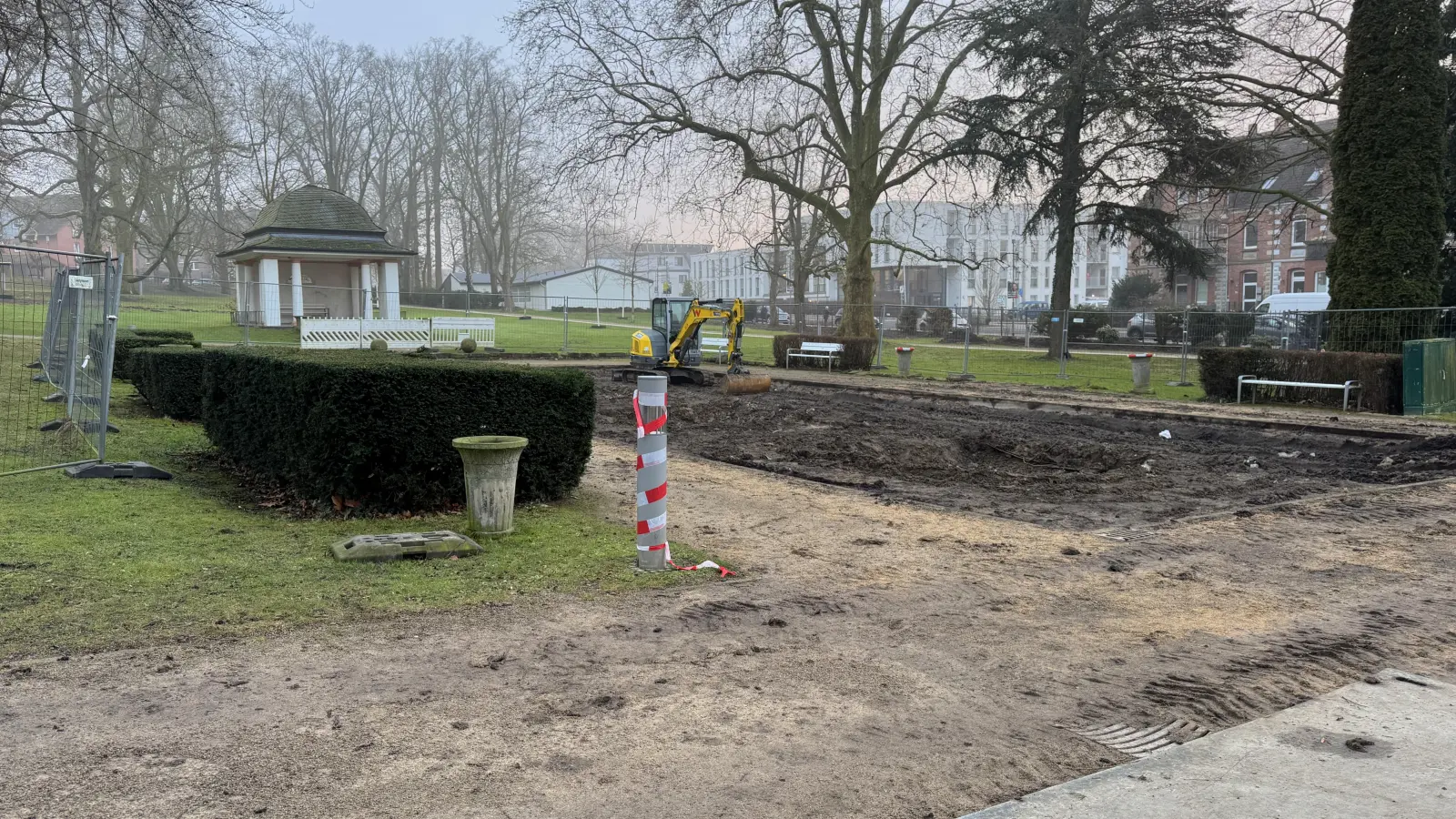 Arbeiten schaffen Platz für neue Beckenanlage im Sonnengarten. (Foto: gk)