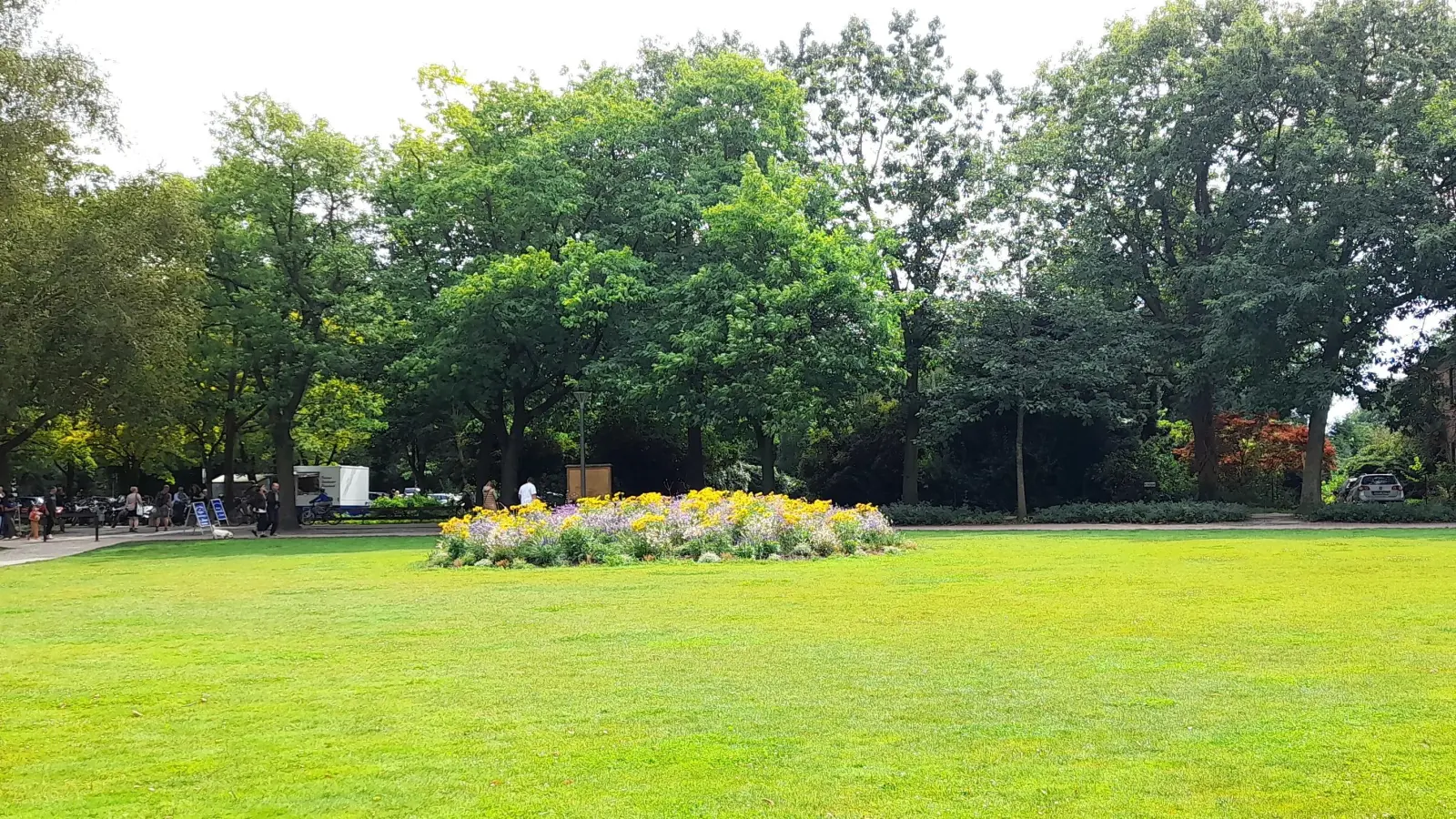 Gepflegte Grünflächen und Beete im Kurpark kosten Geld. (Foto: wb)