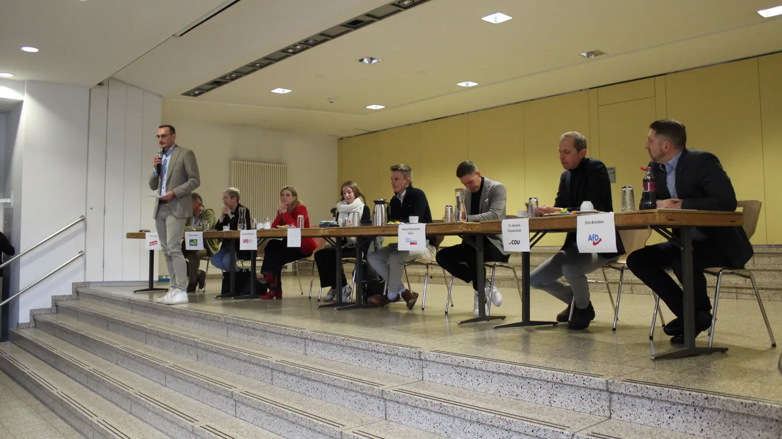 Schulleiter Robert Conrad (li.) führt in die Diskussion ein.  (Foto: wb)