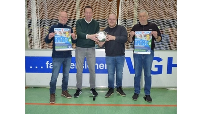 V.l.n.r.: Jens Everding (VGH-Vertretung Bbg), Stephan Brandt (Vorsitzender Fussballabteilung), Moritz Everding (VGH-Vertretung Bbg) und Wolfgang Keusch (Projektbeauftragter VfL). (Foto: privat)