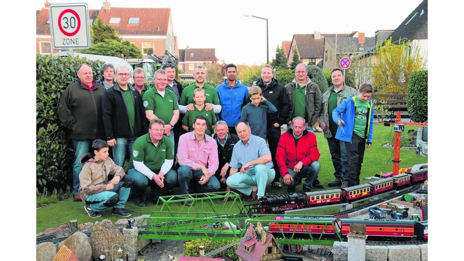 Planwagenfahrt führt zur Gartenbahn (Foto: gi)