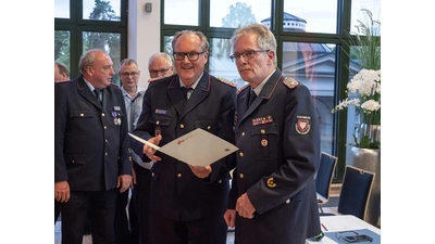 Karl-Heinz Mensing überreicht Klaus-Peter Grote die Urkunde. (Foto: wk)