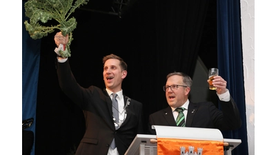 Chris Blaume (li.) wird von Schaffermahl-Moderator Niels Busche zum neuen Kohlkönig ausgerufen. (Foto: Borchers, Bastian)