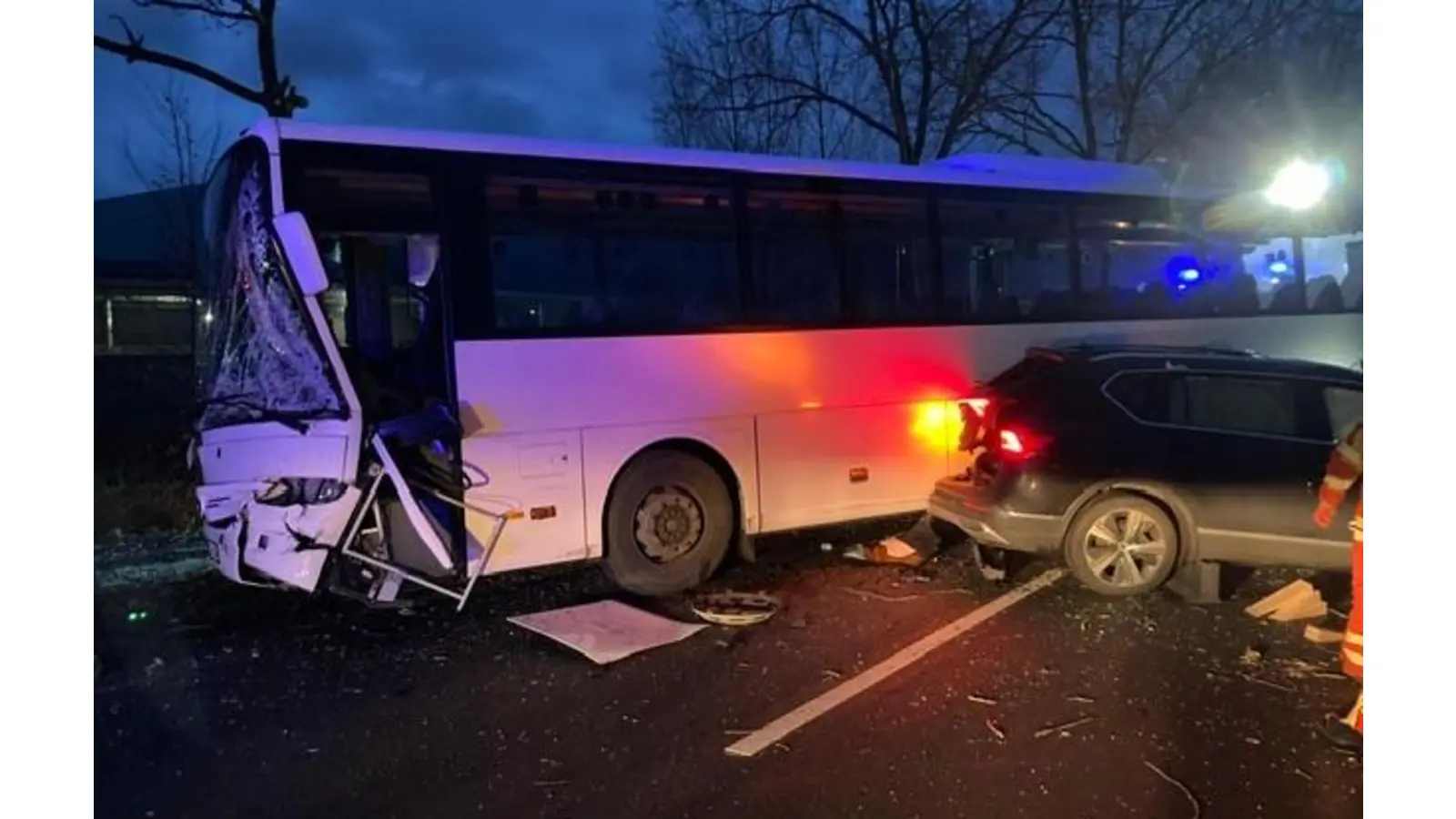 Verkehrsunfall mit einem Bus und einem PKW. (Foto: privat)